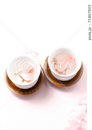 桜茶、やや俯瞰、薄桃色バック、桜の花 桜茶、やや俯瞰、薄桃色バック、桜の花 75807605