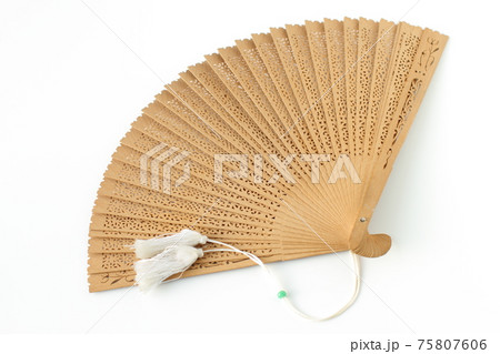 扇子、夏の風物、木製の工芸品、白バック 扇子、夏の風物、木製の工芸品、白バック 75807606