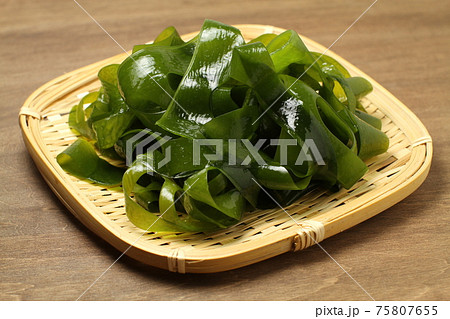 湯通しした塩蔵わかめ、ザル盛り 湯通しした塩蔵わかめ、ザル盛り 75807655