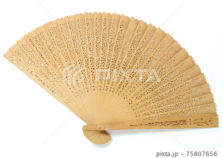 扇子、夏の風物、木製の工芸品、白バック 扇子、夏の風物、木製の工芸品、白バック 75807656