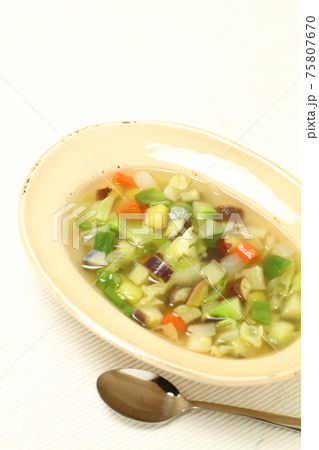 具だくさんの温かい洋風野菜スープ、食べるスープ 75807670