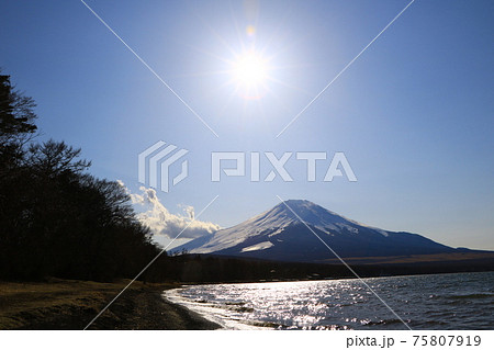 山中湖湖畔から太陽と富士山1 75807919