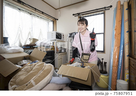 散らかった部屋を片付ける女性作業員 75807951