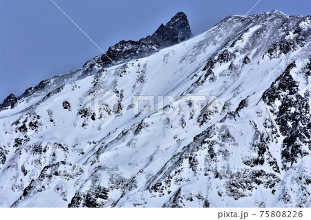 雪景色と雪山 雪景色と雪山 75808226