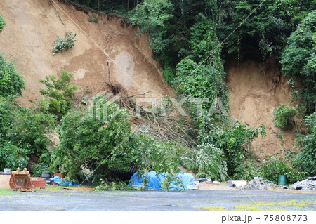 土砂崩れ 大雨災害 がけ崩れ 土砂崩れ 大雨災害 がけ崩れ 75808773