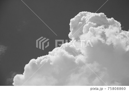 夏の雲 サンパウロの夏の雲 モノクロの写真素材 [75808860] - PIXTA