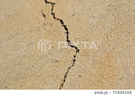 ひび割れたコンクリート ひび割れたコンクリート 75809108