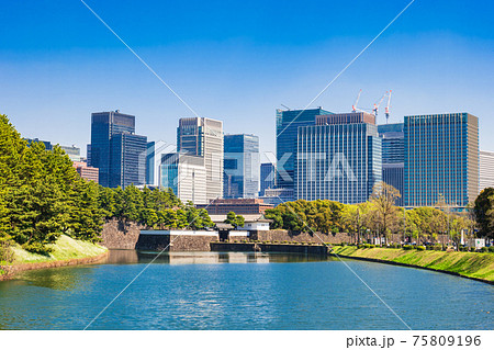 東京　桜田門と丸の内のビル群 75809196