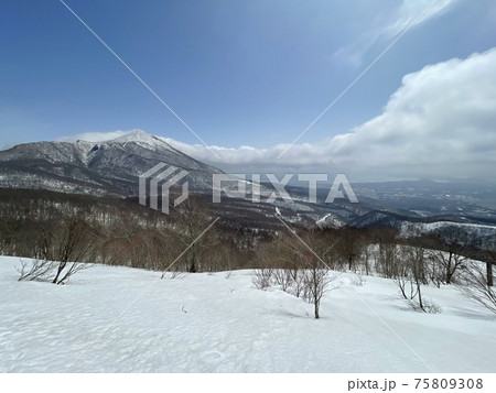 2021年3月の福島県のアルツ磐梯スキー場からの磐梯山 75809308