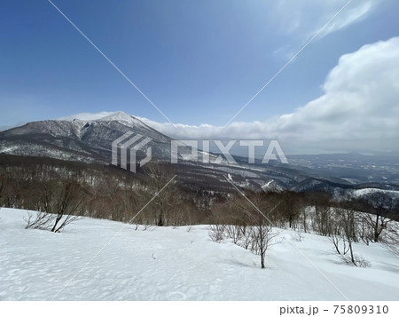 2021年3月の福島県のアルツ磐梯スキー場からの磐梯山 75809310