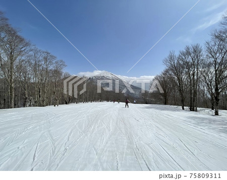 2021年3月の福島県のアルツ磐梯スキー場からの磐梯山 75809311