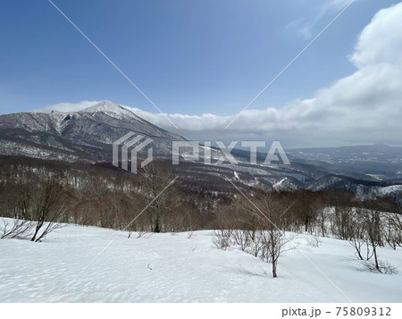 2021年3月の福島県のアルツ磐梯スキー場からの磐梯山 75809312