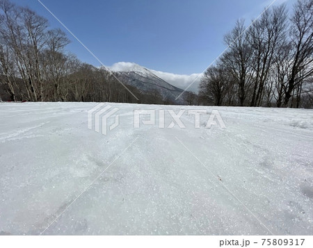 2021年3月の福島県のアルツ磐梯スキー場からの磐梯山 75809317