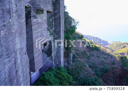 鋸山 ラピュタの壁(千葉県鋸南町・富津市) 鋸山 ラピュタの壁(千葉県鋸南町・富津市) 75809328