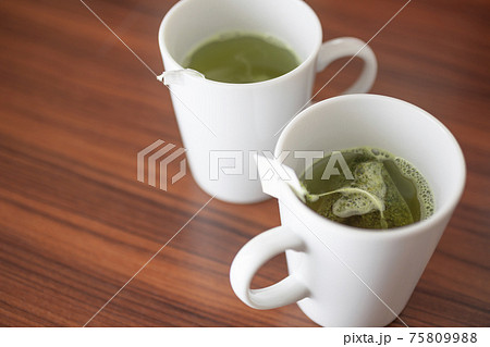 ティーバッグでお茶を淹れる 75809988