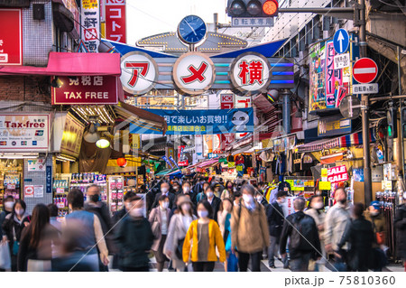 日本の東京都市景観 解除2日目 緊急事態宣言 コロナ禍の東京 アメ横には多くの人出 3月23日の写真素材