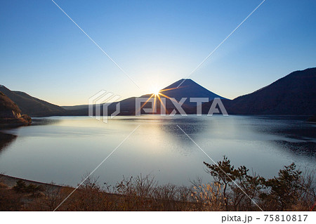 本栖湖からの富士山と日の出 本栖湖からの富士山と日の出 75810817