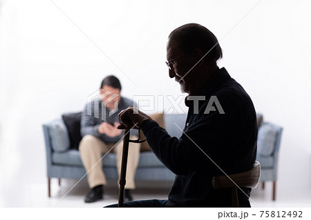 シニア男性　シルエット　悩む　8080問題 75812492