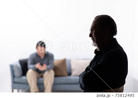 シニア男性　シルエット　悩む　8080問題 75812495