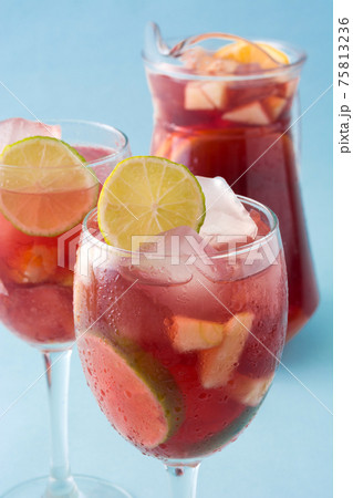 Fresh summer sangria Fresh summer sangria 75813236