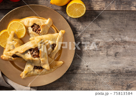 Traditional middle eastern fatayer and ingredients Traditional middle eastern fatayer and ingredients 75813584