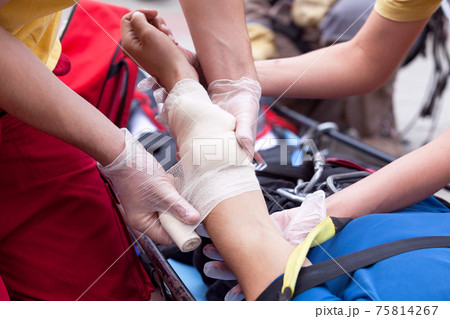 First aid. Hand bandaging. 75814267