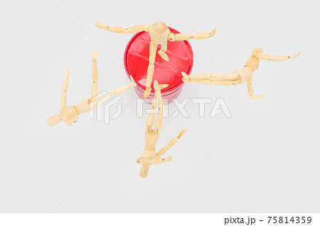 狭いスペースでポジションを争うデッサン人形 狭いスペースでポジションを争うデッサン人形 75814359