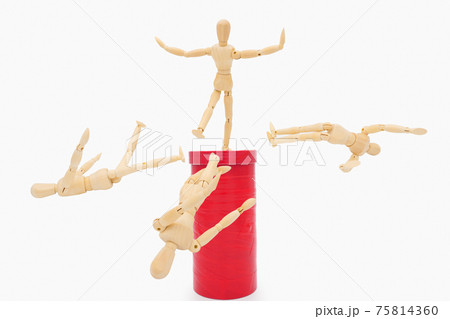 狭いスペースでポジションを争うデッサン人形 狭いスペースでポジションを争うデッサン人形 75814360