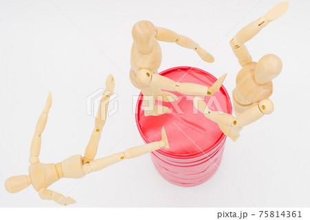 狭いスペースでポジションを争うデッサン人形 75814361