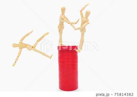 狭いスペースでポジションを争うデッサン人形 狭いスペースでポジションを争うデッサン人形 75814362