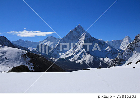 Famous mountain Ama Dablam seen from Dzongla. 75815203