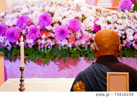 お経を唱える住職 75816239