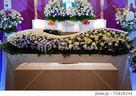 お洒落な花祭壇 75816241