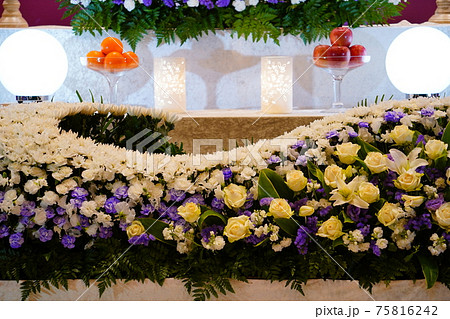 お洒落な花祭壇 75816242