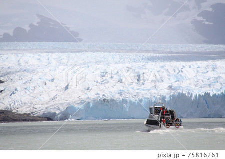 パタゴニアのペリト モレノ氷河と観光船 アルゼンチンの写真素材