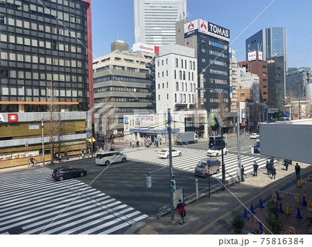 平日の田町駅前の風景 75816384