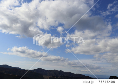 青空と雲（層積雲） 75816400