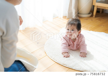 赤ちゃん 腹ばい 室内の写真素材