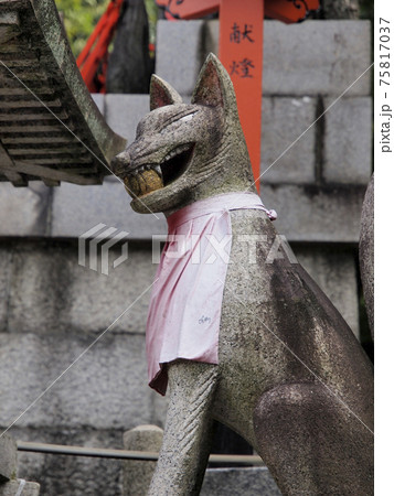 伏見稲荷大社のきつね像 75817037