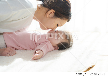 赤ちゃん　お昼寝　キス 75817327
