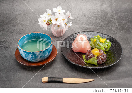 春の和菓子 75817451