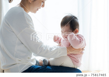 赤ちゃん 0才 泣き顔 赤ちゃん 0才 泣き顔 75817465
