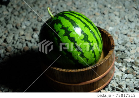 桶に入ったスイカ 桶に入ったスイカ 75817515