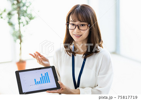 タブレットPCの資料を持って話をする女性 タブレットPCの資料を持って話をする女性 75817719