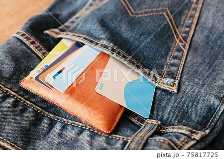 ジーンズのポケットに入ったカード入れ ジーンズのポケットに入ったカード入れ 75817725