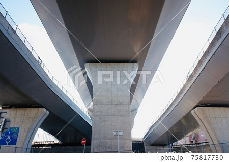 下から見上げる道路高架橋 75817730