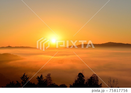亀岡盆地の雲海 亀岡盆地の雲海 75817756