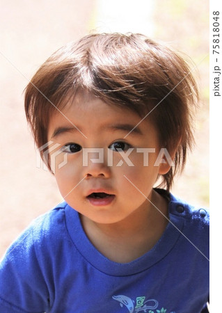散歩中笑顔を見せる2歳の男の子 散歩中笑顔を見せる2歳の男の子 75818048