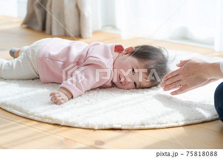 うつぶせ　赤ちゃん 75818088