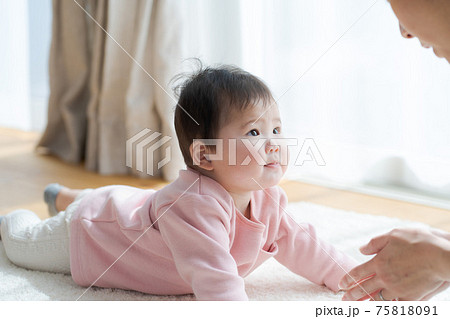 うつぶせ　赤ちゃん 75818091